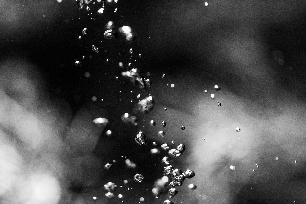 Air bubbles that resemble asteroids